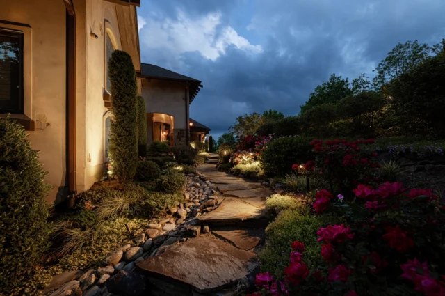 Our EVO fixtures illuminate this stunning South Carolina estate, perfectly showcasing its beauty and the surrounding nature. Every pathway and plant is brought to life under the night sky, creating a breathtakingly lit oasis that transitions seamlessly from sunrise to sunset! 🌇
